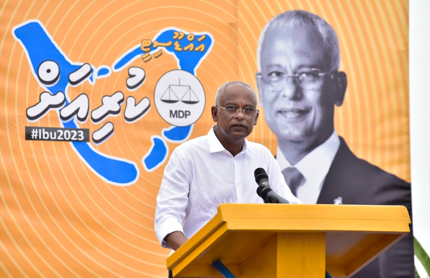 ޕްރައިމަރީގެ ކެމްޕޭނަށް އައްޑުއަށް ކުރެއްވި ދަތުރުފުޅުގައި، ރައީސް އިބްރާހިމް މުހައްމަދު ސޯލިހް ޖަލްސާއެއްގައި ވާހަކަ ދައްކަވަނީ.