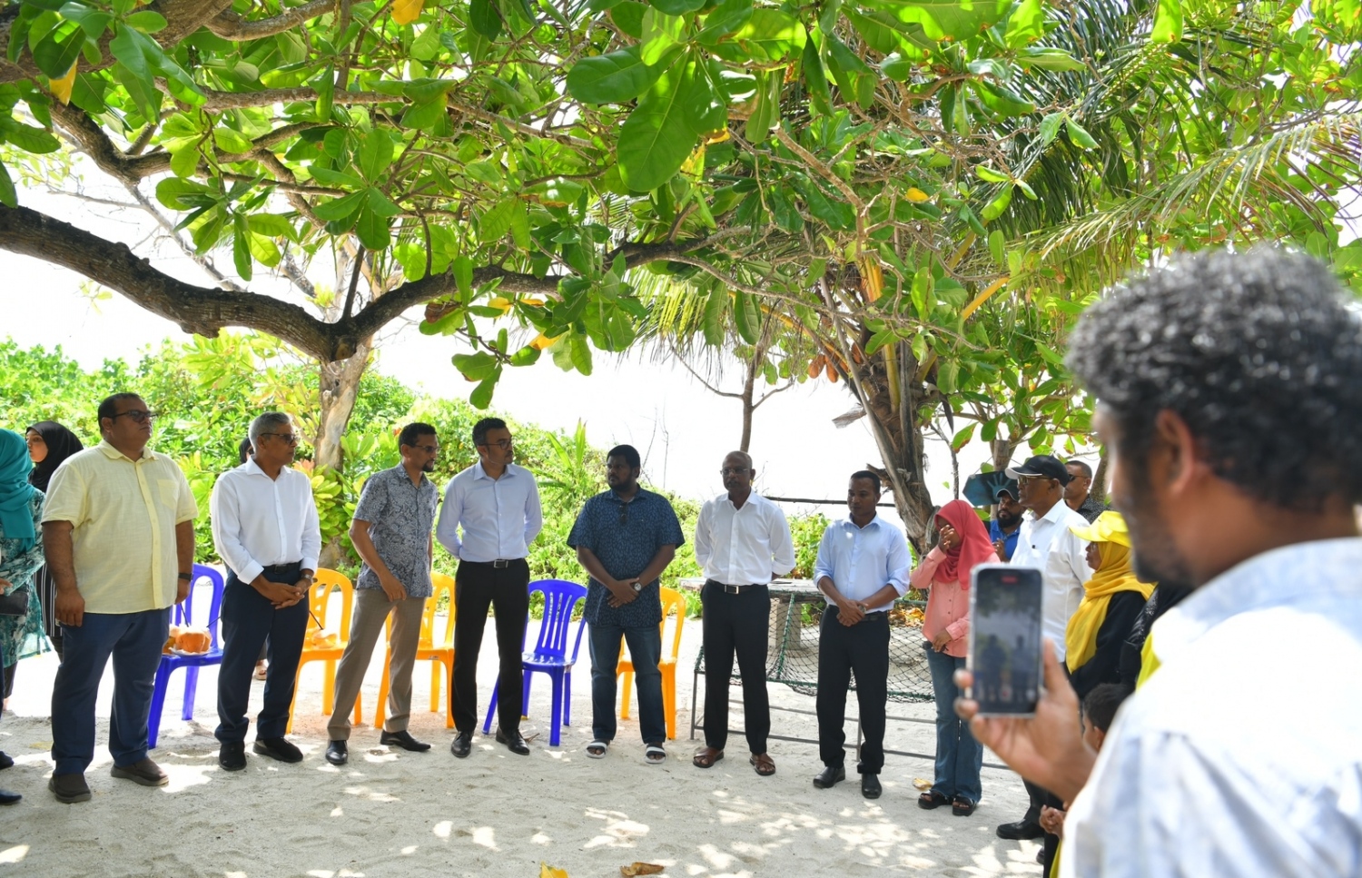 ހިތަދޫގެ މެދު ދާއިރާގެ ބައެއް މެމްބަރުންނާއެކު ރައީސް މިއަދު ބޭއްވެވި ކެމްޕެއިން ބަދަލުވުމުގައި އެ މަނިކުފާނުގެ ކެމްޕެއިންގެ ބައެއް އިސް މެމްބަރުން އަދި އައްޑޫ ސިޓީ ކައުންސިލްގެ ބައެއް މެމްބަރުން.