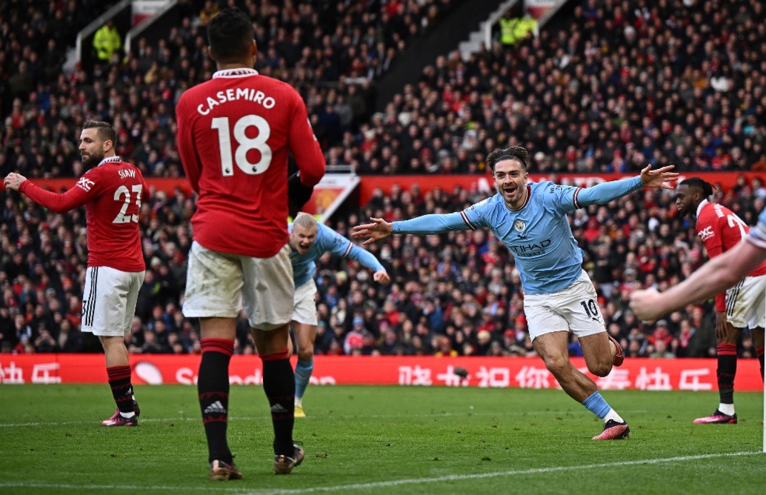 ގްރީލިޝް ސިޓީ އަށް ލީޑު ނަގައިދިނުމަށް ފަހު އުފާފާޅު ކުރަނީ.-- ފޮޓޯ: އޭއެފްޕީ