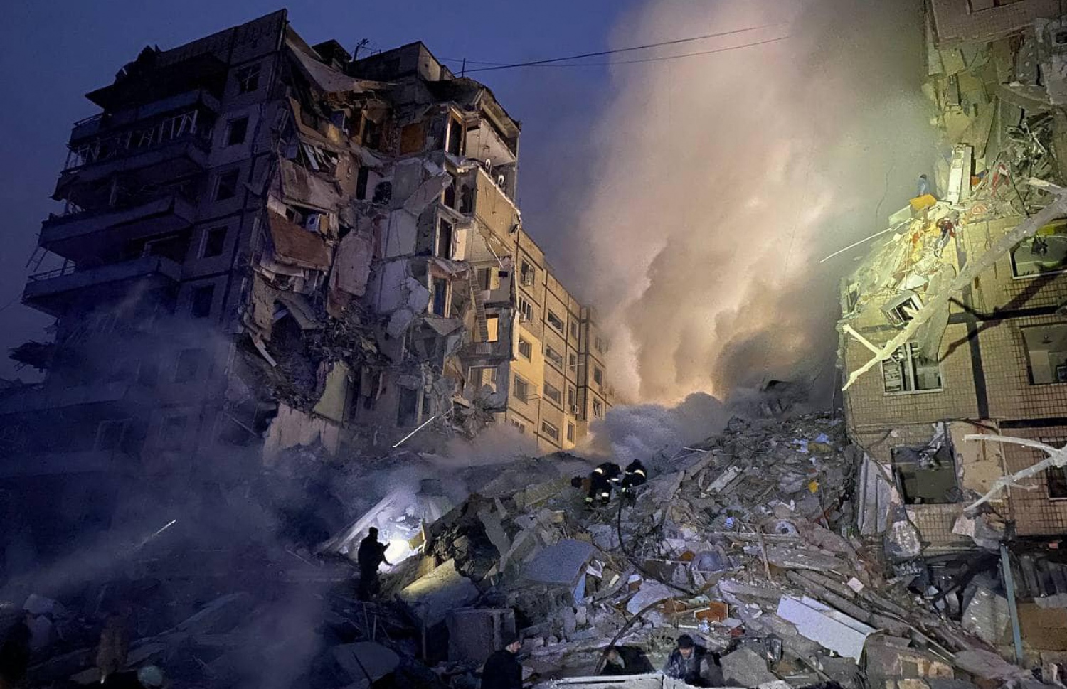 ޖެނުއަރީ 14، 2023؛ ރަޝިޔާ ސިފައިން ދިން މިސައިލް ހަމަލާތަކެއްގައި، ޔޫކްރޭންގެ ޑިނިޕްރޯ ސަހަރުން ހަލާކުވި އިމާރަތްތަކެއްގެ ތެރެއިން ދިރިހުރި މީހަކު ފެނޭތޯ، އެހީތެރިވާ ޖަމާއަތްތަކުން މަސައްކަތް ކުރަނީ. --އޭއެފްޕީ