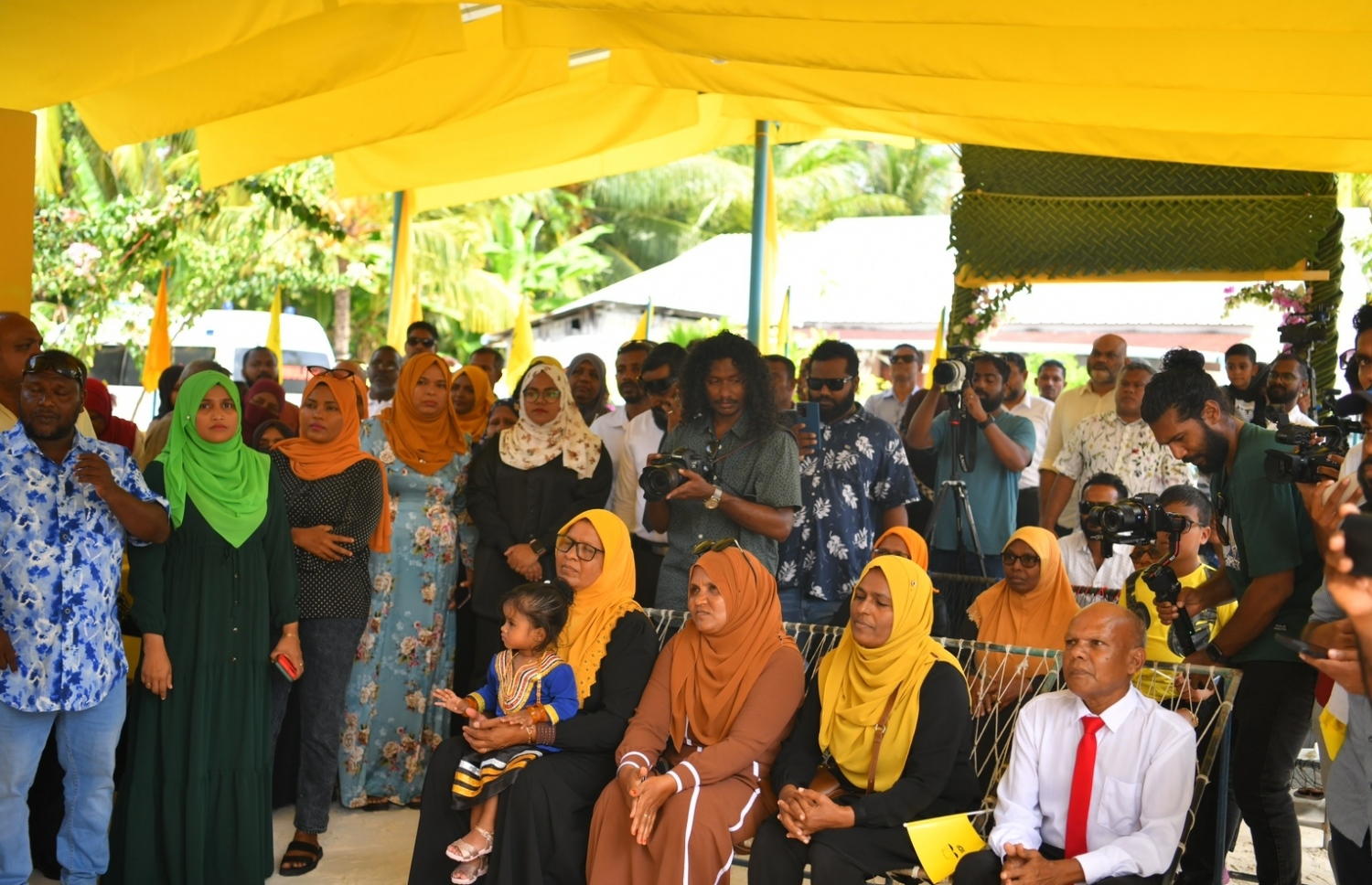 ރައީސް އިބްރާހިމް މުހައްމަދު ސޯލިހު، މަރަދޫފޭދޫ ދާއިރާގެ އެމްޑީޕީގެ މެމްބަރުންނާ ބައްދަލުކުރައްވަން މިއަދު ހެނދުނު ބޭއްވެވި ހަރަކާތަށް ދިޔަ ބައެއް މީހުން.