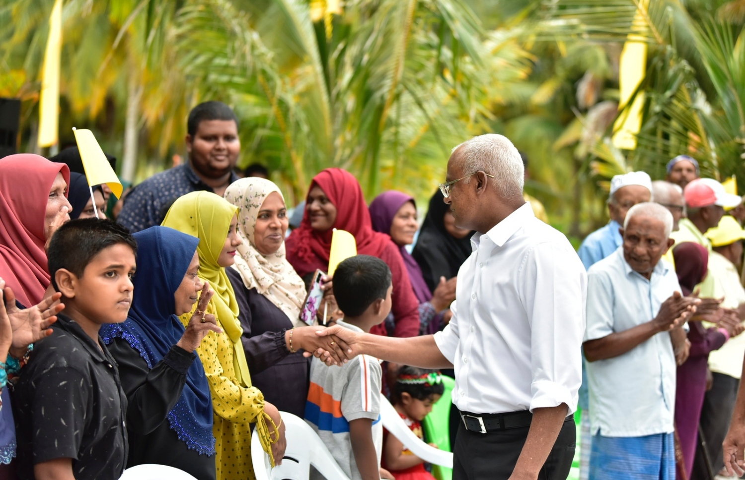 ރައީސް އިބްރާހިމް މުހައްމަދު ސޯލިހު މިއަދު ހަވީރު މީދޫގެ ބައެއް މީހުންނާ ސަލާމް ކުރައްވަނީ.