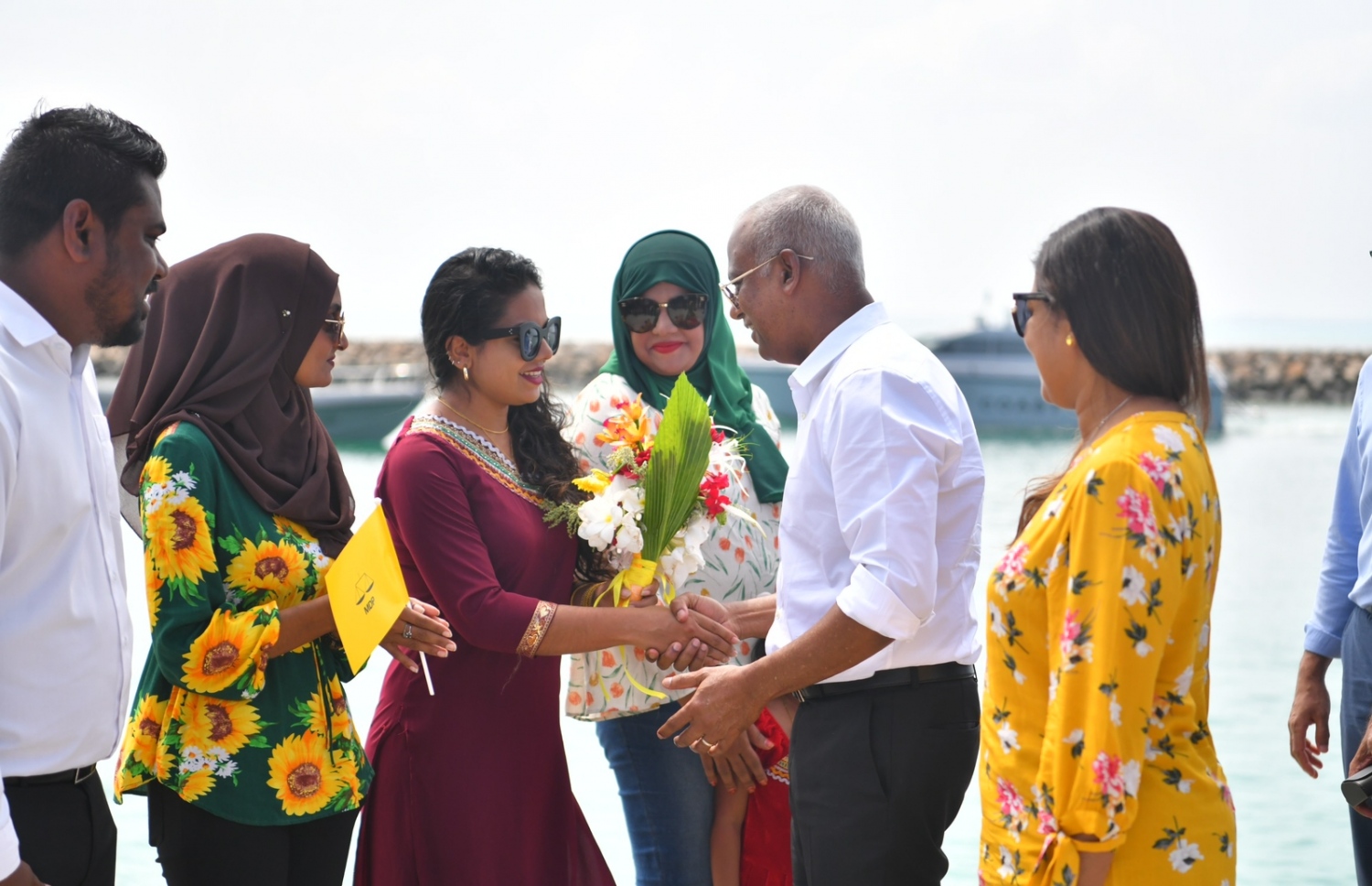 ރައީސް އިބްރާހިމް މުހައްމަދު ސޯލިހު، އެމްޑީޕީގެ ރިޔާސީ ޕްރައިމަރީގެ ކެމްޕެއިނަށް އިއްޔެ އައްޑޫ ހުޅުމީދު އަށް ވަޑައިގަތުމުން މަރުހަބާ ކިޔަނީ.