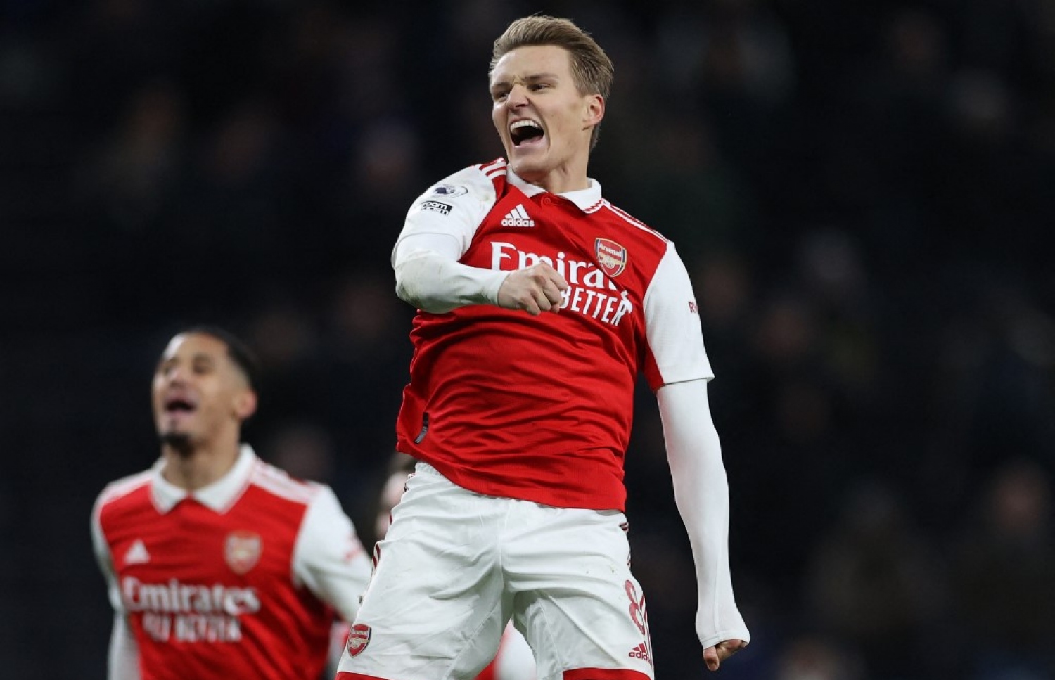 މެޗުން މޮޅުވުމުން އާސެނަލްގެ ކެޕްޓަން އޮޑެގާޑް އުފާފާޅުކުރަނީ. -- ފޮޓޯ: އޭއެފްޕީ