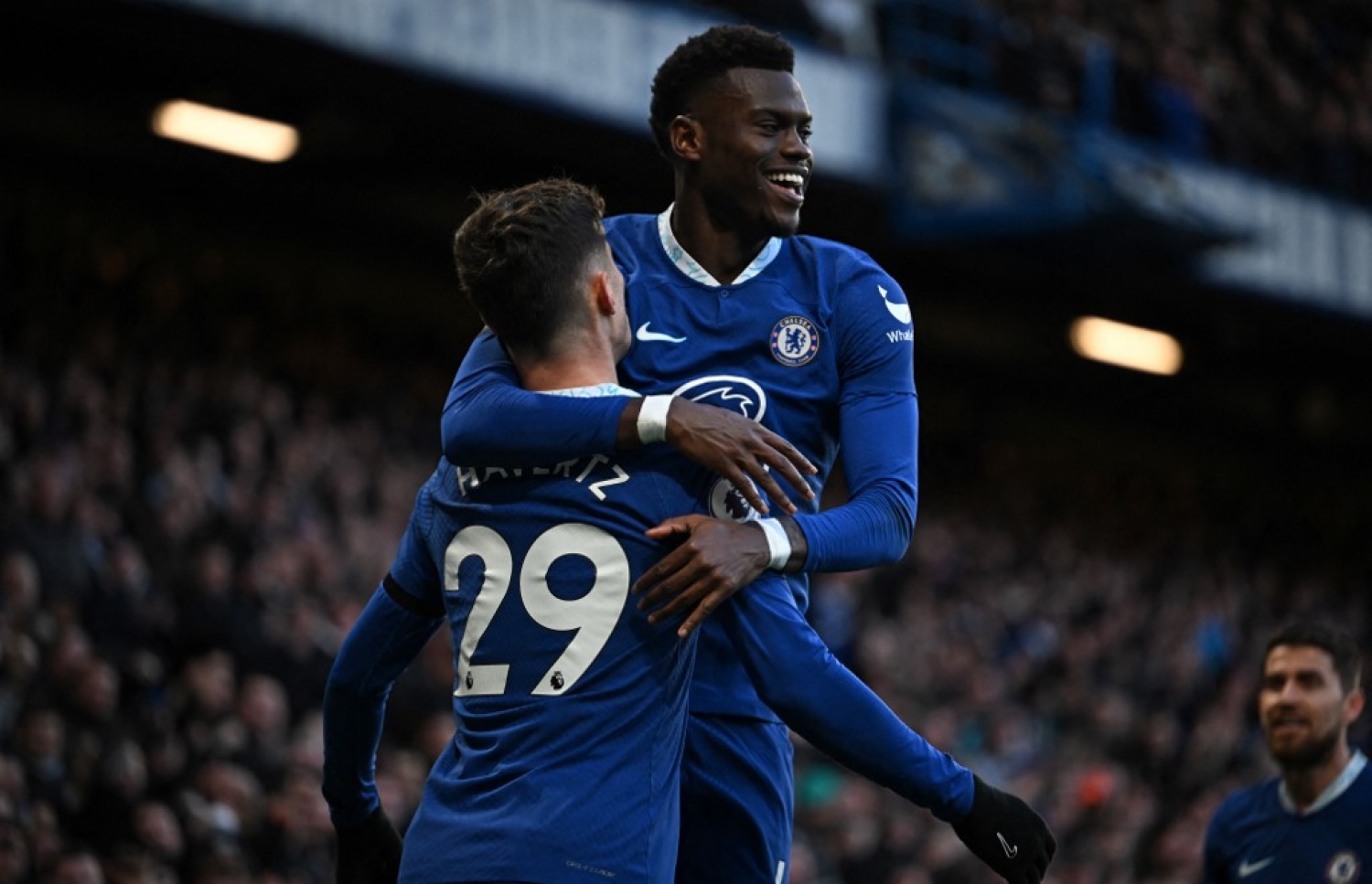 ކައި ހަވާޓްޒް (ވ) ގޯލު ޖެހުމުން ޗެލްސީގެ އާ ޑިފެންޑަރު ބެނޯއީ ބަޑިއަޝިލޭ (ވ) އާއެކު އުފާފާޅުކުރަނީ، މިއީ ބަޑިއަޝިލޭ މި މަހު ޗެލްސީއާ ގުޅި އޭނާ ކުޅުނު ފުރަތަމަ މެޗު.-- ފޮޓޯ: އޭއެފްޕީ