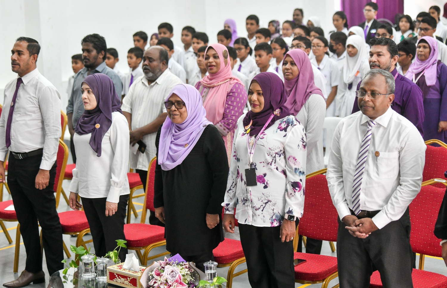 އިއްޒުއްދީން ސްކޫލްގެ ތިންވަނަ އަހަރީ ދުވަހުގެ ހާއްސަ އެސެމްބްލީގައި އެޑިއުކޭޝަން މިނިސްޓްރީގެ ބައެއް ވެރިން ބައިވެރިވެވަޑައިގަންނަވަނީ.--- ފޮޓޯ: ފަޔާޒު މޫސާ | މިހާރު