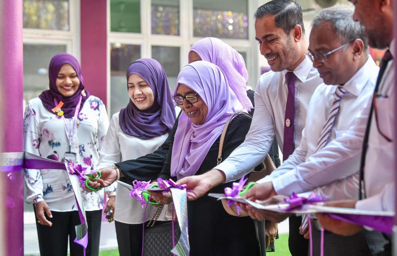 އިއްޒުއްދީން ސްކޫލްގެ ތިން ވަނަ އަހަރީ ދުވަސް ފާހަގަކުރަން ބޭއްވި އެސެމްބްލިއަށް ފަހު، އެ ސްކޫލްގެ އާ އޮޑިޓޯރިއަމް ހޯލް ހުޅުއްވައި ދެއްވަނީ: އެ ރަސްމިއްޔާތުގައި އެޑިއުކޭޝަން މިނިސްޓްރީގެ ބައެއް އިސްވެރިން ބައިވެރިވެވަޑައިގެންނެވި.--- ފޮޓޯ: ފަޔާޒު މޫސާ | މިހާރު