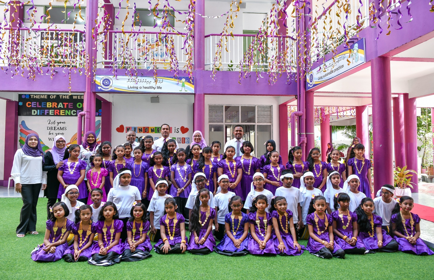 އިއްޒުއްދީން ސްކޫލްގެ ތިންވަނަ އަހަރީ ދުވަސް ފާހަގަކުރަން ބޭއްވި ހަރަކާތްތަކުގައި ބައިވެރިވި ކުދިންނާއެކު، އެ ސްކޫލް އިސްވެރިންނާއި އެޑިއުކޭޝަން މިނިސްޓްރީގެ ބައެއް އިސްވެރިން ފޮޓޯއަކަށް ހުއްޓި ވަޑައިގެން.--- ފޮޓޯ: ފަޔާޒު މޫސާ | މިހާރު