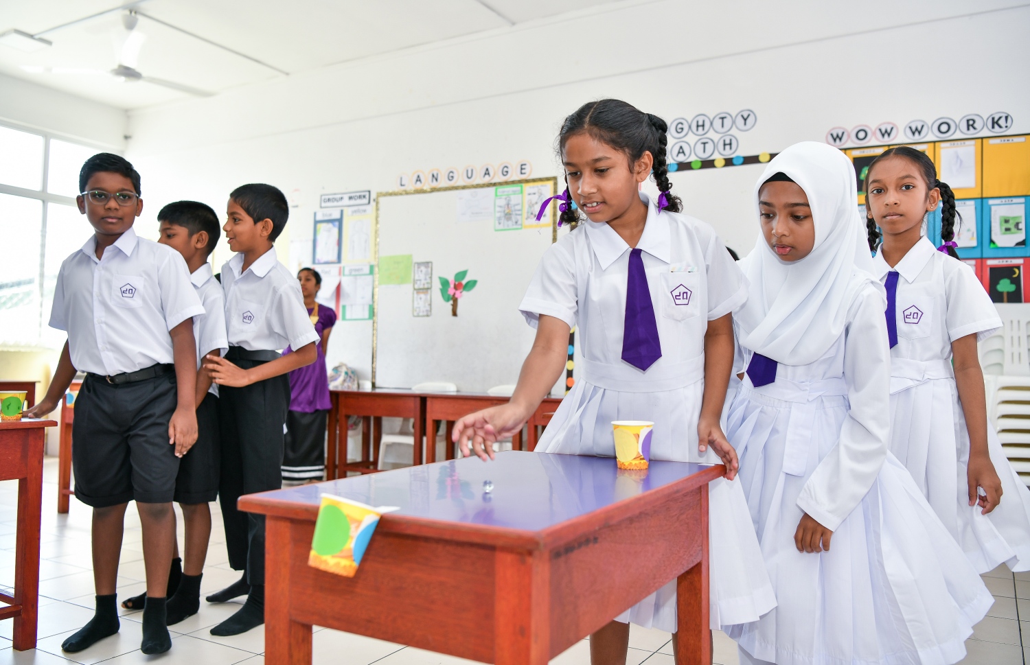 އިއްޒުއްދީން ސްކޫލުގެ ތިން ވަނަ އަހަރީ ދުވަސް ފާހަގަކުރަން މިއަދު ބޭއްވި ބައެއް ހަރަކާތެއްގައި ކުދިންތަކެއް ބައިވެރިވަނީ.---ފޮޓޯ: ފަޔާޒު މޫސާ| މިހާރު