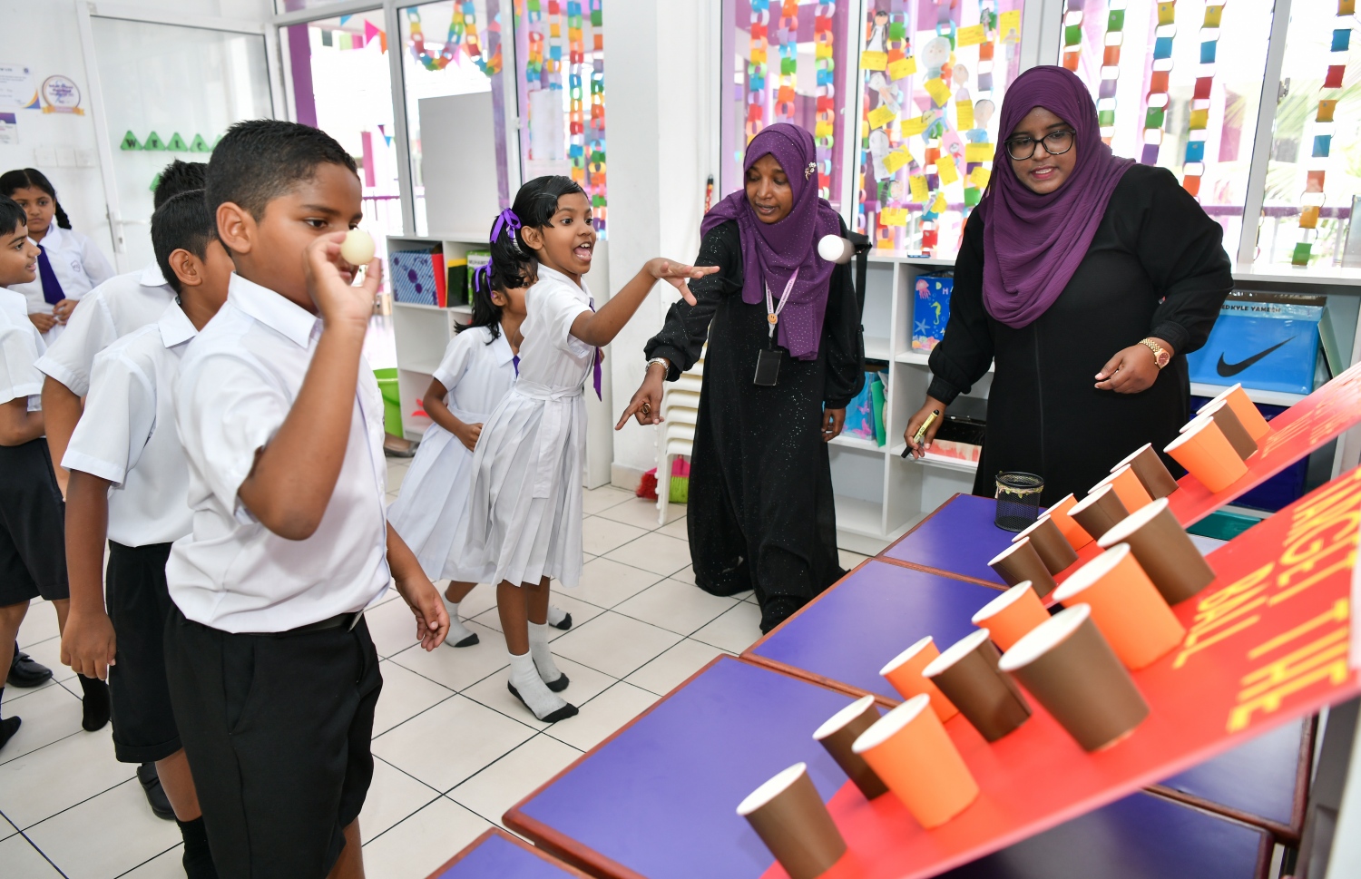 އިއްޒުއްދީން ސްކޫލުގެ ތިން ވަނަ އަހަރީ ދުވަސް ފާހަގަކުރަން މިއަދު ބޭއްވި ބައެއް ހަރަކާތެއްގައި ކުދިންތަކެއް ޓީޗަރުންގެ އެހީތެރިކަމާއެކު ބައިވެރިވަނީ.---ފޮޓޯ: ފަޔާޒު މޫސާ| މިހާރު