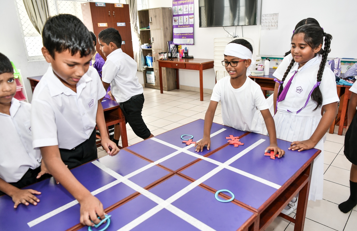 އިއްޒުއްދީން ސްކޫލުގެ ތިން ވަނަ އަހަރީ ދުވަސް ފާހަގަކުރަން މިއަދު ބޭއްވި ބައެއް ހަރަކާތްތަކުގައި ކުދިންތަކެއް ބައިވެރިވަނީ.---ފޮޓޯ: ފަޔާޒު މޫސާ| މިހާރު