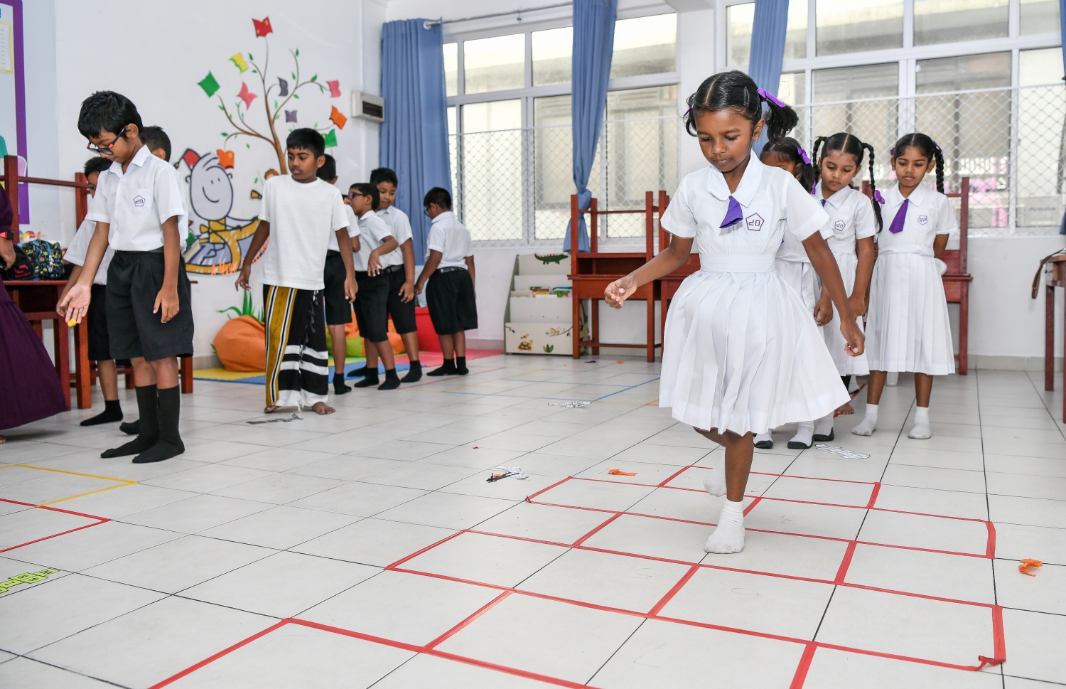 އިއްޒުއްދީން ސްކޫލުގެ ތިން ވަނަ އަހަރީ ދުވަސް ފާހަގަކުރަން މިއަދު ބޭއްވި ބައެއް ހަރަކާތްތަކުގައި ކުދިންތަކެއް ކްލާހުގައި "ކޮރާގެ" ކުޅެނީ.---ފޮޓޯ: ފަޔާޒު މޫސާ| މިހާރު