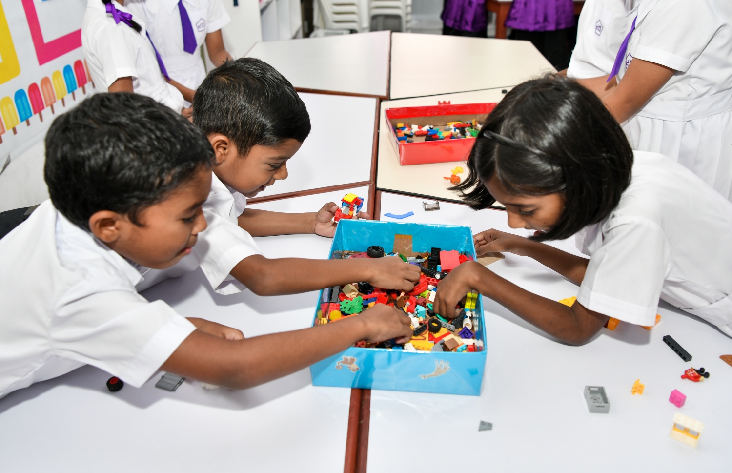 އިއްޒުއްދީން ސްކޫލުގެ ތިން ވަނަ އަހަރީ ދުވަސް ފާހަގަކުރަން މިއަދު ބޭއްވި ހަރަކާތެއްގައި ކުދިންތަކެއް ލެގޯ އިން އެއްޗެއް ހަދަނީ.---ފޮޓޯ: ފަޔާޒު މޫސާ| މިހާރު