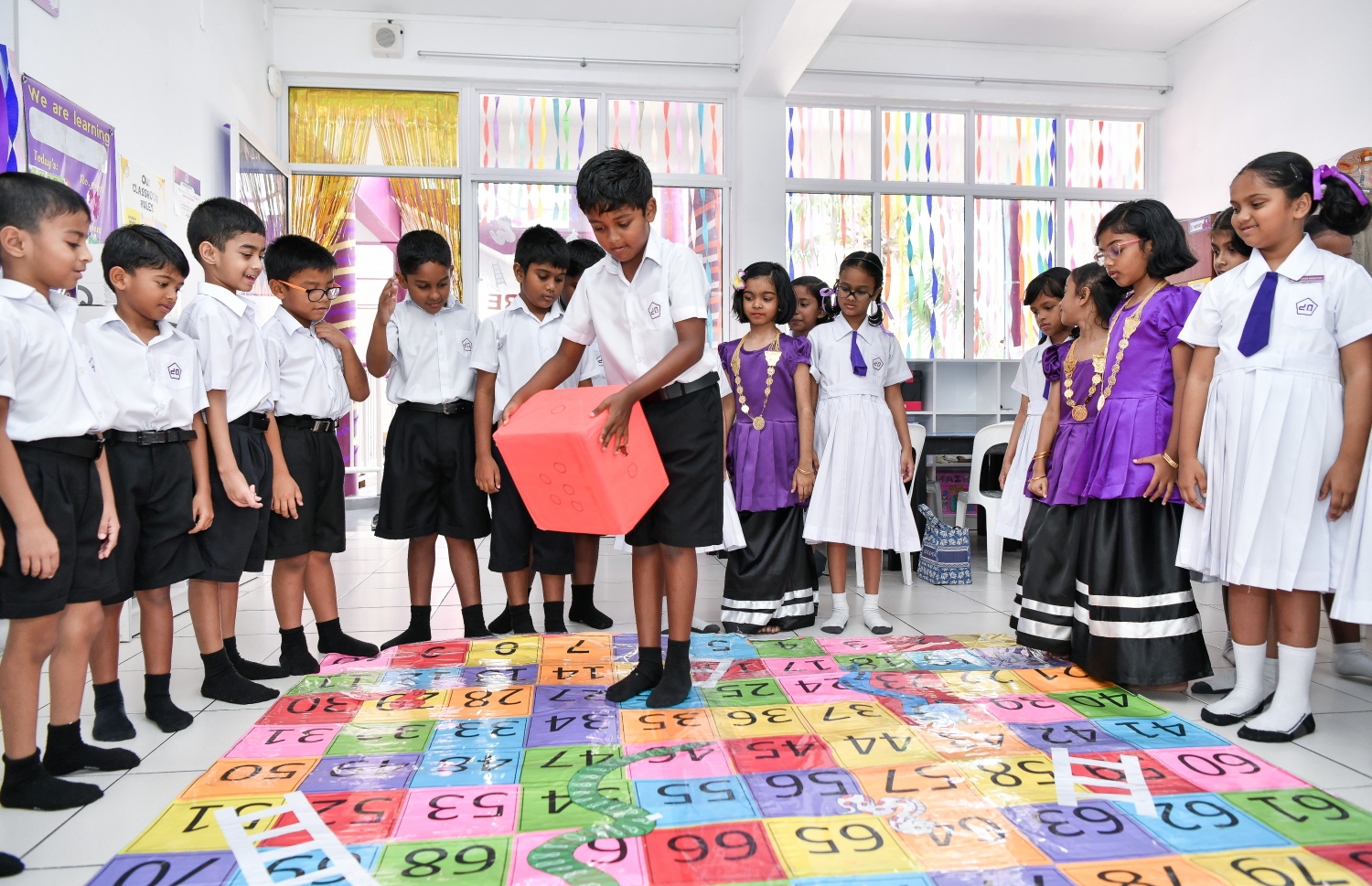 އިއްޒުއްދީން ސްކޫލުގެ ތިން ވަނަ އަހަރީ ދުވަސް ފާހަގަކުރަން މިއަދު ބޭއްވި ބައެއް ހަރަކާތްތަކުގައި ކުދިންތަކެއް ބައިވެރިވަނީ.---ފޮޓޯ: ފަޔާޒު މޫސާ| މިހާރު