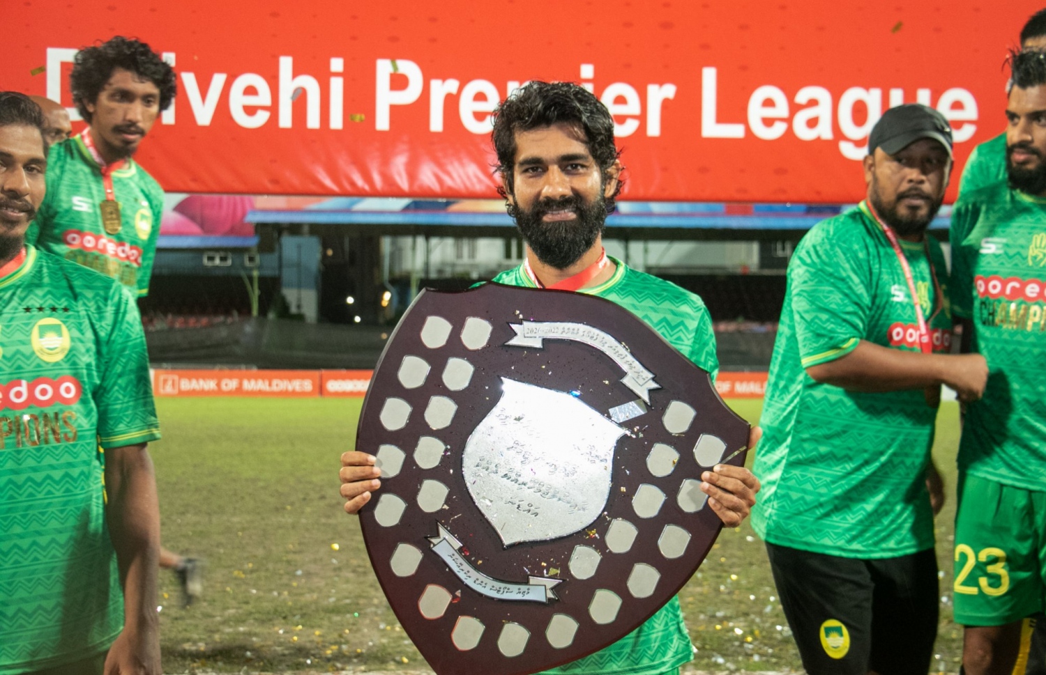 މާޒިޔާ އަށް މިދިޔަ ސީޒަންގެ ދިވެހި ޕްރިމިއާ ލީގު ހޯދައި ދޭން ހިއްސާވި ލިލީ، ޝީލްޑް އާއެކު ފޮޓޯ އަކަށް ހުއްޓިލައިގެން: އޭނާ ބުނީ ކުޅުން ހުއްޓާލުމުގެ ވިސްނުމެއް ނުގެންގުޅޭ ކަމަށް --- ފައިލް ފޮޓޯ: މާޒިޔާ