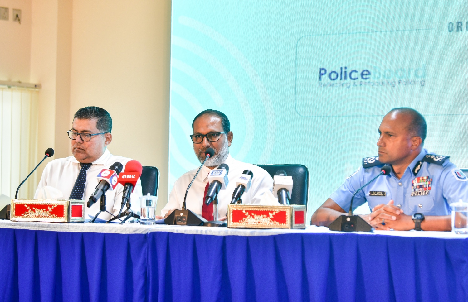 "ޕޮލިސް ރިސާޗް އެންޑް އިނޮވޭޝަން ކޮންފަރެންސް"ގެ ނަމުގައި ކޮންމެ އަހަރަކު ބާއްވަން ހަމަޖެހިފައިވާ ކޮންފަރެންސްއާ ގުޅޭގޮތުން މައުލޫމާތު ދިނުމަށް މިއަދު އިސްކަންދަރު ކޮށީގައި ބޭއްވި ނޫސްވެރިންގެ ބައްދަލުވުމުގައި ސީޕީ ހަމީދު، ހޯމް މިނިސްޓަރު އިމްރާން އަދި ޕޮލިސް ބޯޑުގެ ފަރާތުން ފަސީހު -- ފޮޓޯ: ފަޔާޒު މޫސާ/ މިހާރު