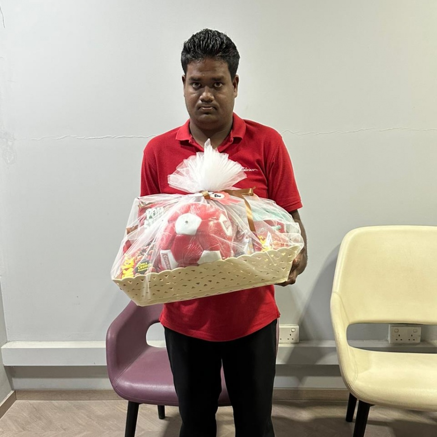 ސްކޯ ދިމާކޮށްގެން ހަތަރު ވަނައަށް ދިޔަ ބައިވެރިޔާ. -- ފޮޓޯ: ޔޫރޯ ސްޓޯރު