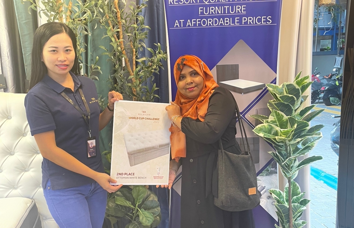 ސްކޯ ދިމާކޮށްގެން ތިން ވަނައަށް ދިޔަ ބައިވެރިޔާއަށް އިނާމު ހަވާލު ކުރަނީ. -- ފޮޓޯ: ހައި އެންޑް ފާނިޗާސް