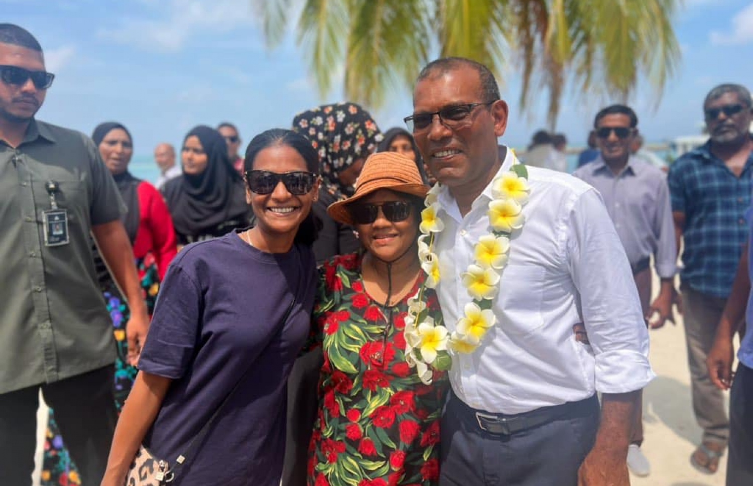 ނަޝީދު މާލެ އަތޮޅަށް ކުރެއްވި ދަތުރުފުޅެއްގައި ބަޔަކާ އެކު ފޮޓޯއެއް ނަންގަވަނީ