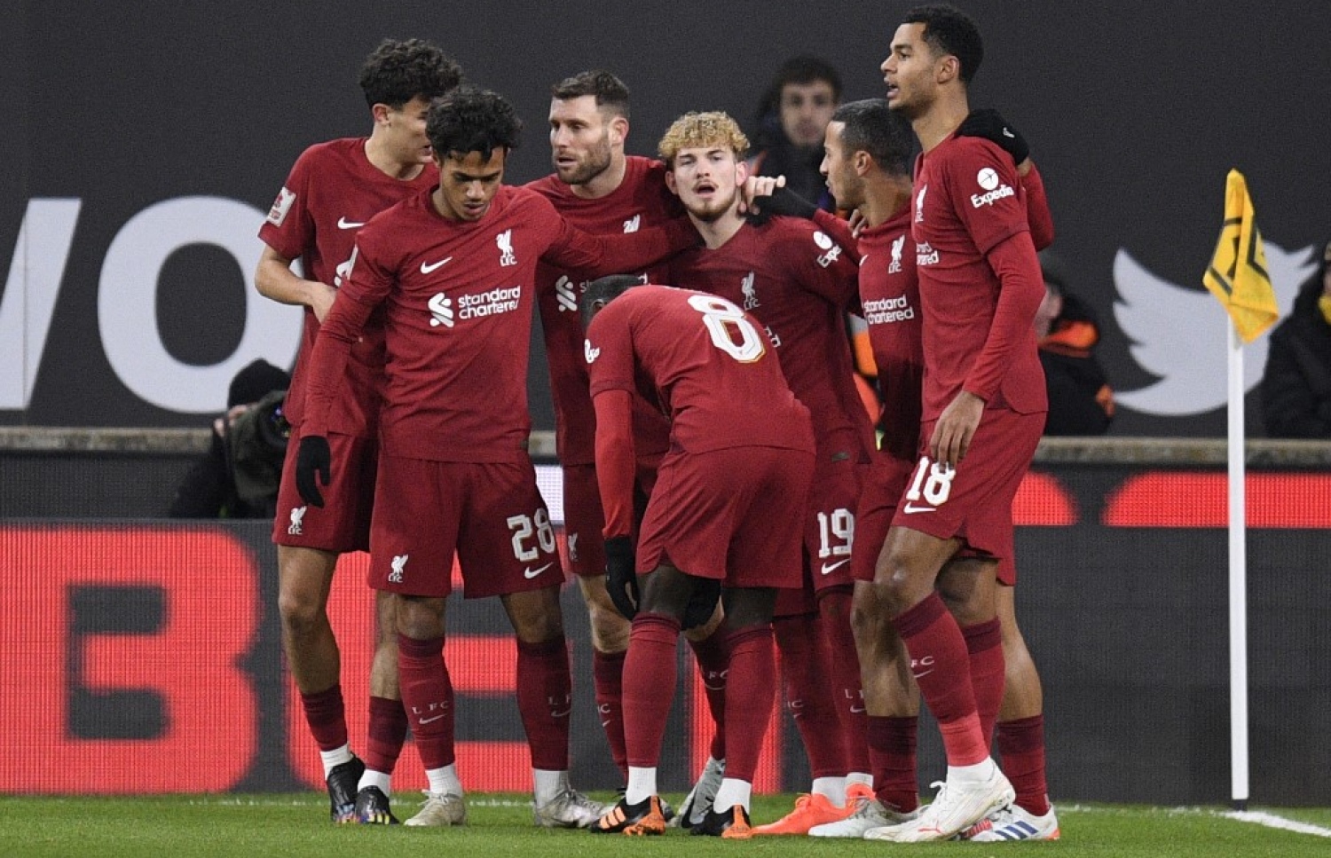 ހާވީ އެލިއޮޓް ލިވަޕޫލަށް ގޯލު ޖަހައިދިނުމަށް ފަހު ޓީމުގެ ކުޅުންތެރިންނާ އެކު އުފާފާޅު ކުރާނީ.-- ފޮޓޯ: އޭއެފްޕީ