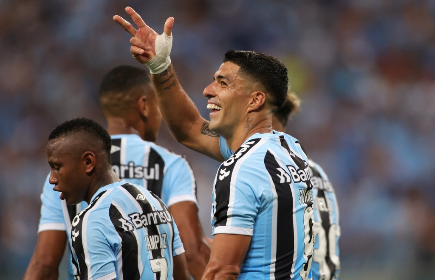 ލަނޑު ޖެހުމަށް ފަހު ސުއަރޭޒް އުފާފާލުކުރަނީ.-- ފޮޓޯ: އޭއެފްޕީ