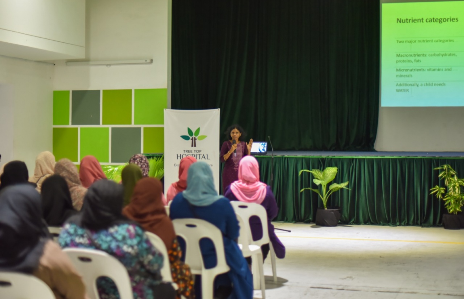 ޑރ. ރުކްސާނާ ހުރަވީ ސްކޫލުގެ ބެލިނިވެރިންނާއި ޓީޗަރުންނަށް މައުލޫމާތު ދެއްވަނީ. -- ފޮޓޯ: ޓްރީ ޓޮޕް ހޮސްޕިޓަލް