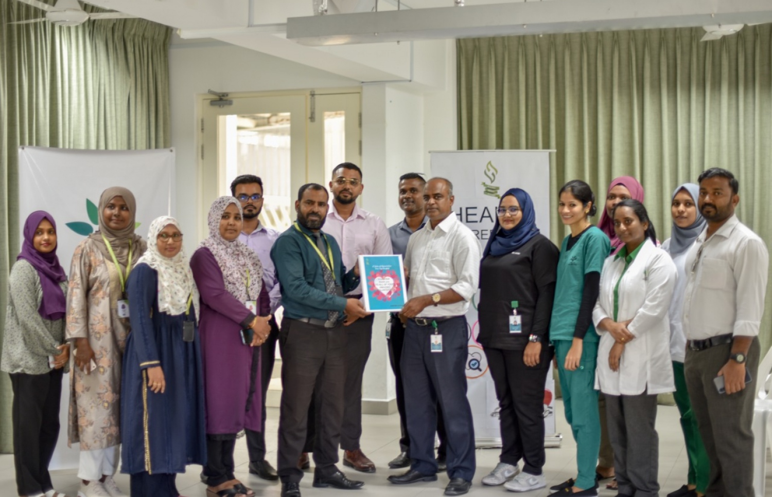 ޓްރީ ޓޮޕްއިން ކުރިއަށް ގެންދިޔަ ހެލްތު ސްކްރީނިން ޕްރޮގުރާމު ނިންމުމަށް ފަހު ބޭއްވި ރަސްމިއްޔާތުގެ ތެރެއިން. -- ފޮޓޯ: ޓްރީ ޓޮޕް ހޮސްޕިޓަލް