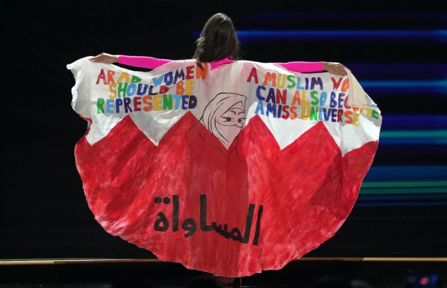 އެވެލިން ސްވިމް ސޫޓް ރައުންޑުގައި ލައިގެން ހުރި "ބަރްކިނީ" އާއެކު އަޅައިގެން ހުރި ފޮތިގަނޑުގައި ދީފައިވާ މެސެޖް