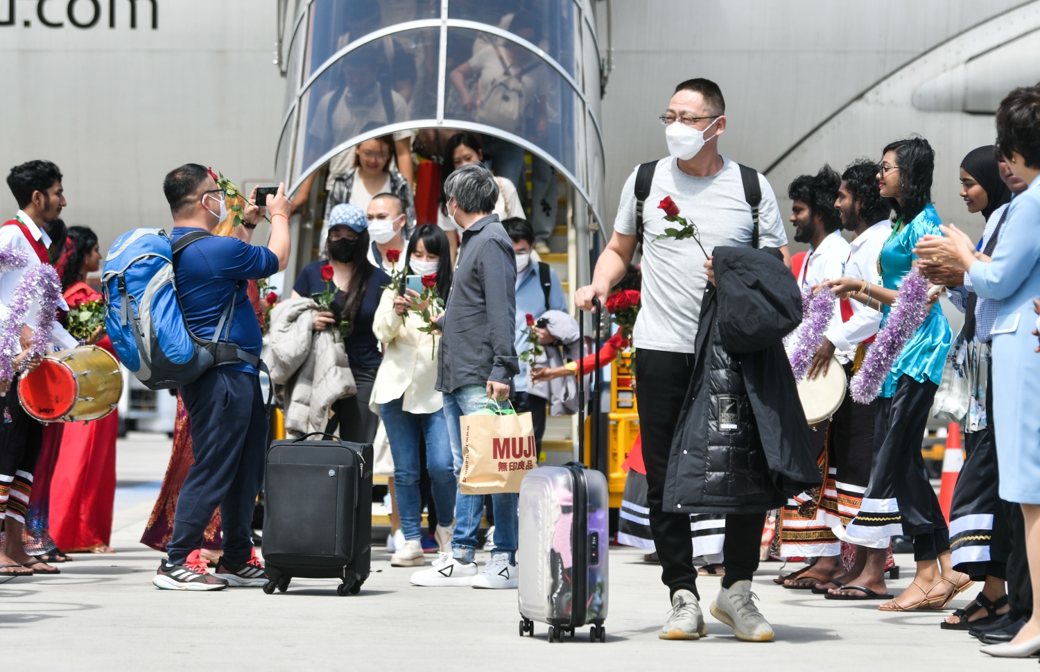 ހުޅުލެ: ޖެނުއަރީ 18، 2023: ޗައިނާ އިން އައި ޓޫރިސްޓުންތަކެއް ބޯޓުން ފައިބަނީ: ބެއިޖިންގެ ކެޕިޓަލް އެއާލައިންސް ބޯޓުން ވަނީ 198 ޓޫރިސްޓުން ރާއްޖެ އައިސްފައި. ގާތްގަނޑަކަށް ތިން އަހަރަށް ފަހު ޗައިނާގެ ބޯޑަރު ހުޅުވާލައި ދަތުރުތައް މިހާރު ވަނީ ފަށައިފައި.-- ފޮޓޯތައް: ފަޔާޒް މޫސާ /މިހާރު