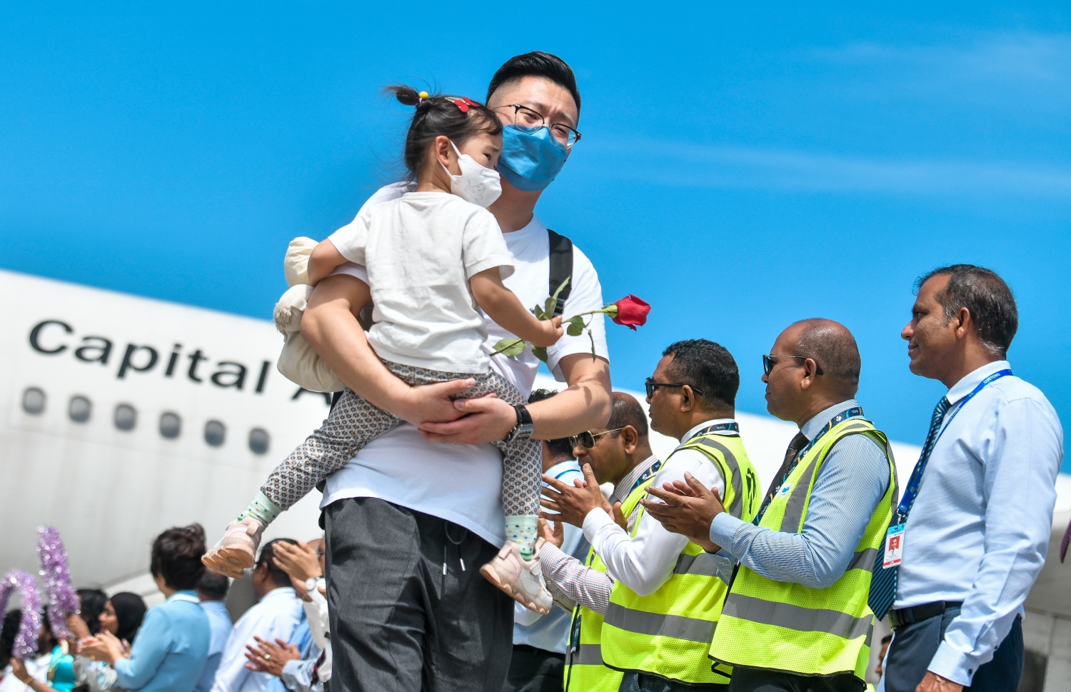 ޗައިނާ ޓޫރިސްޓުންނަށް މަރުހަބާ ކިޔަނީ: ކޮވިޑް-19 ގެ ބަލިމަޑުކަމަށް ފަހު، ފުރަތަމަ ފަހަރަށް ޗައިނާގެ ޓޫރިސްޓުން މިއަދު ވަނީ ރާއްޖެ އަންނަން ފަށާފައި.-- ފޮޓޯ: ފަޔާޒް މޫސާ /މިހާރު