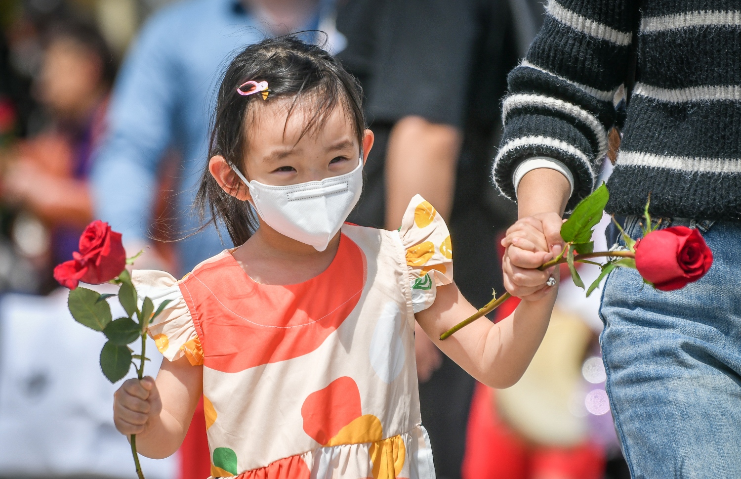 ހުޅުލެ: ޖެނުއަރީ 18، 2023: ޗައިނާ އިން އައި ޓޫރިސްޓުން ބޯޓު ކައިރީގައި: ބެއިޖިންގެ ކެޕިޓަލް އެއާލައިންސް ބޯޓުން ވަނީ 198 ޓޫރިސްޓުން ރާއްޖެ އައިސްފައި. ގާތްގަނޑަކަށް ތިން އަހަރަށް ފަހު ޗައިނާގެ ބޯޑަރު ހުޅުވާލައި ދަތުރުތައް މިހާރު ވަނީ ފަށައިފައި.-- ފޮޓޯތައް: ފަޔާޒް މޫސާ /މިހާރު