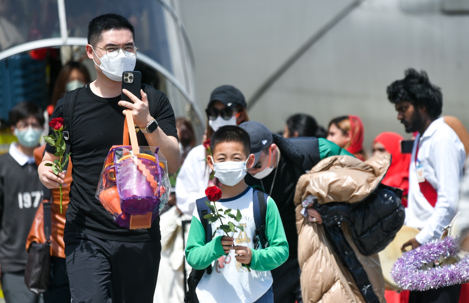 ހުޅުލެ: ޖެނުއަރީ 18، 2023: ޗައިނާ އިން އައި ޓޫރިސްޓުންތަކެއް އެއާޕޯޓުގައި: ބެއިޖިންގެ ކެޕިޓަލް އެއާލައިންސް ބޯޓުން ވަނީ 198 ޓޫރިސްޓުން ރާއްޖެ އައިސްފައި. ގާތްގަނޑަކަށް ތިން އަހަރަށް ފަހު ޗައިނާގެ ބޯޑަރު ހުޅުވާލައި ދަތުރުތައް މިހާރު ވަނީ ފަށައިފައި.-- ފޮޓޯތައް: ފަޔާޒް މޫސާ /މިހާރު