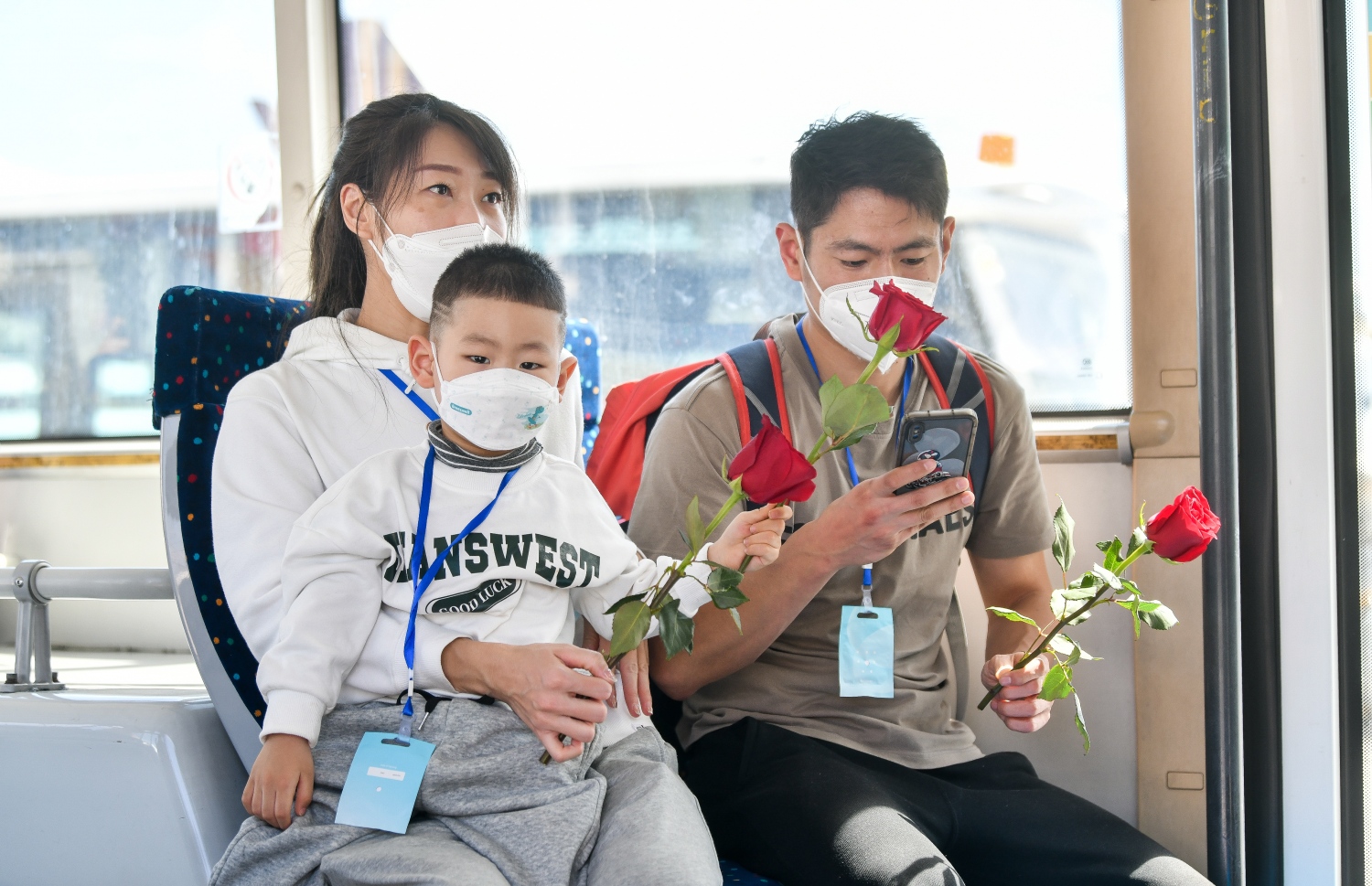 ހުޅުލެ: ޖެނުއަރީ 18، 2023: ޗައިނާ އިން އައި ޓޫރިސްޓުންތަކެއް ބަހުގައި: ބެއިޖިންގެ ކެޕިޓަލް އެއާލައިންސް ބޯޓުން ވަނީ 198 ޓޫރިސްޓުން ރާއްޖެ އައިސްފައި. ގާތްގަނޑަކަށް ތިން އަހަރަށް ފަހު ޗައިނާގެ ބޯޑަރު ހުޅުވާލައި ދަތުރުތައް މިހާރު ވަނީ ފަށައިފައި.-- ފޮޓޯތައް: ފަޔާޒް މޫސާ /މިހާރު