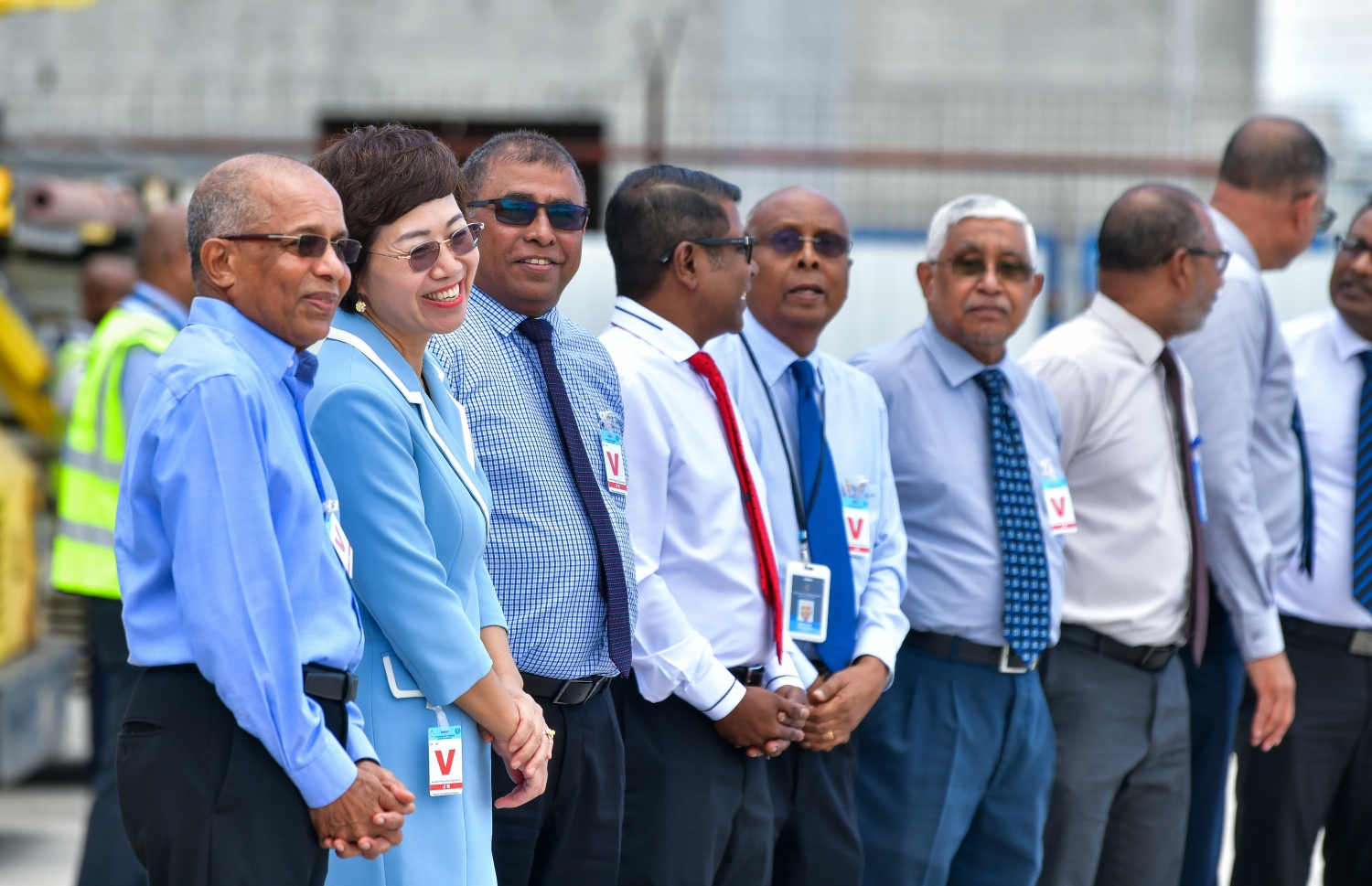 ކޮވިޑަށް ފަހު ޗައިނާއާއި ރާއްޖޭއާ ދެމެދުގެ ބޭއްވި ފުރަތަމަ ފްލައިޓަށް މަރުހަބާ ކިޔުމަށްޓަކައި ޓޫރިޒަމް މިނިސްޓަރާއި، އެމްއެމްޕީއާރްސީގެ އެމްޑީގެ އިތުރުން ޗައިނާ ސަފީރާއެކު ގިނަ އިސްވެރިން ބައިވެރިވެވަޑައިގަންނަވަނީ ---ފޮޓޯ: ފަޔާޒް މޫސާ | މިހާރު