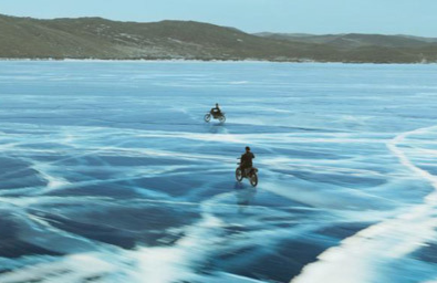 ޕަތާން ފިލްމުގައި ޝާހްރުކް "ފްރޯޒެން ލޭކް" މަތިން ސައިކަލުގައި މީހެއްގެ ފަހަތުން ދުއްވާ މަންޒަރު