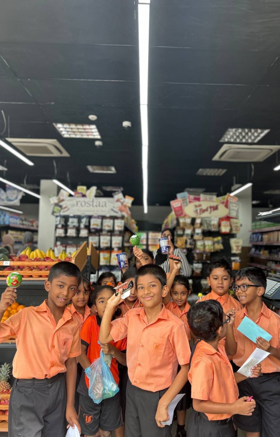 ވިލާ މާޓަށް ޒިޔާރަތް ކުރި ބައެއް ދަރިވަރުން މާޓު ތެރޭގައި. -- ފޮޓޯ: ވިލާ މާޓު