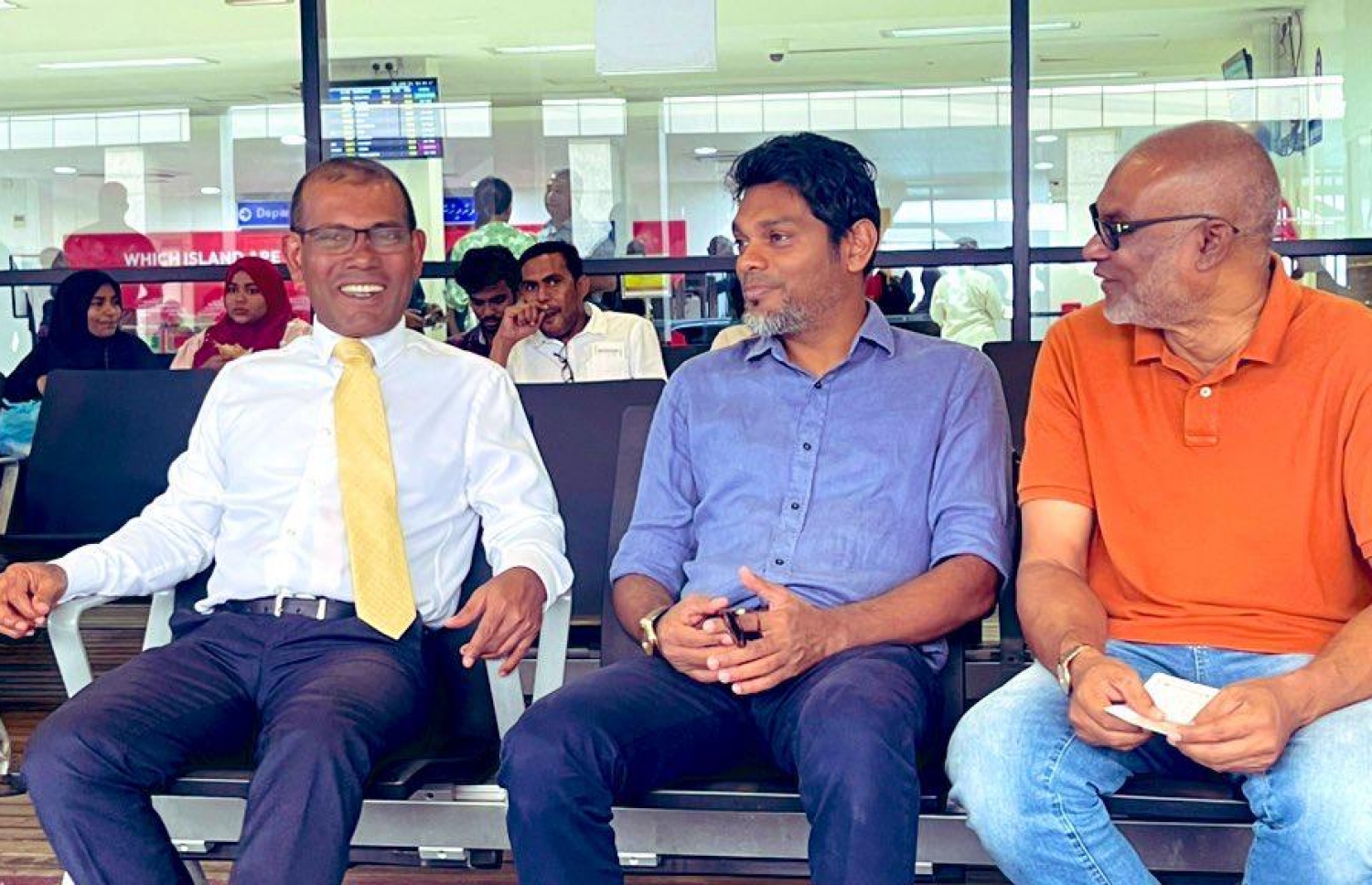 އެމްޑީޕީގެ ރިޔާސީ ޕްރައިމަރީގެ ކެމްޕޭންގައި އަމްރު، ނަޝީދާ އެކު.