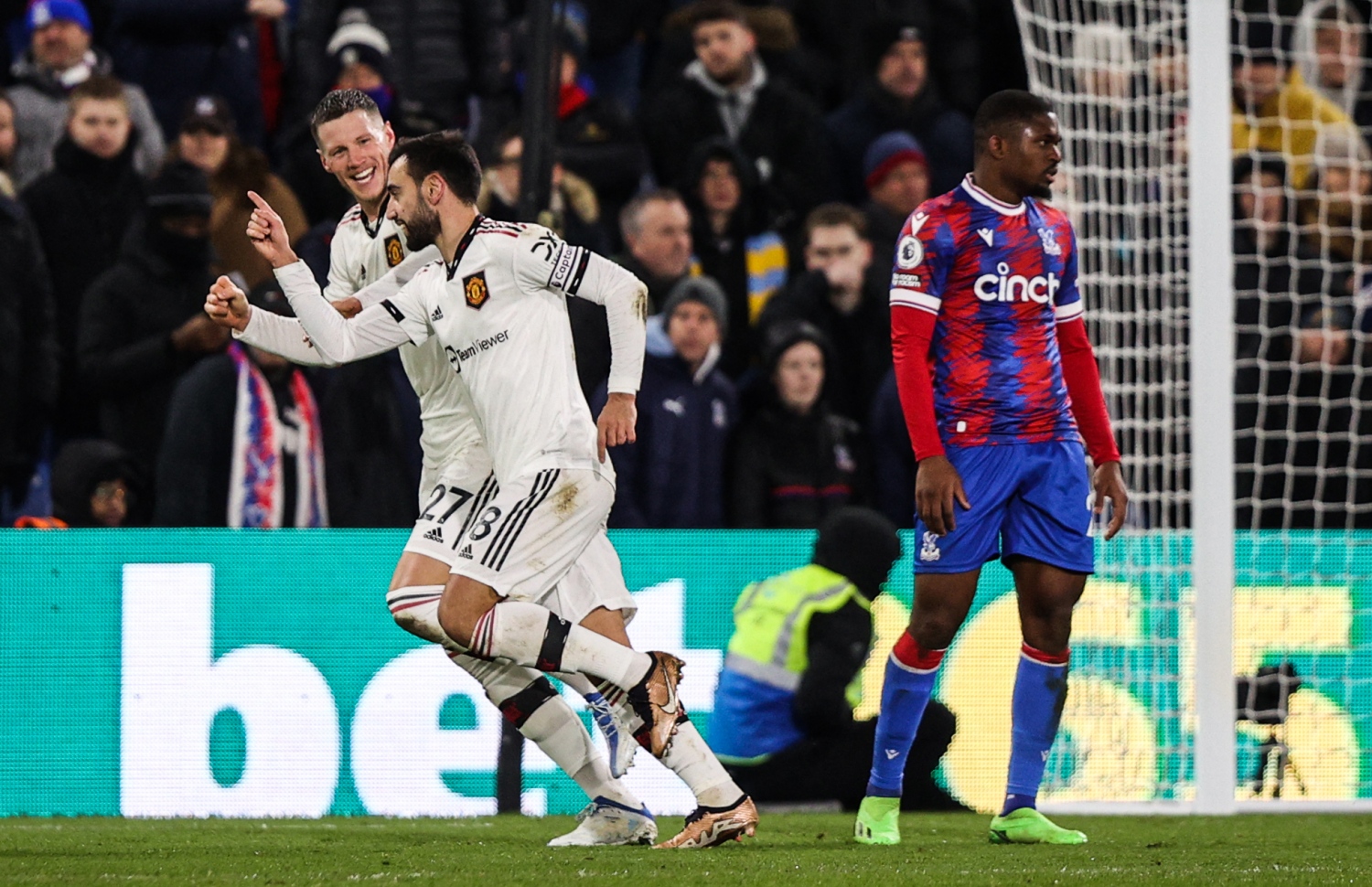 ފެނާންޑޭޒް ޔުނައިޓެޑަށް ލީޑު ނަގައިދިނުމަށް ފަހު އުފާފާޅު ކުރަނީ.-- ފޮޓޯ: އޭއެފްޕީ