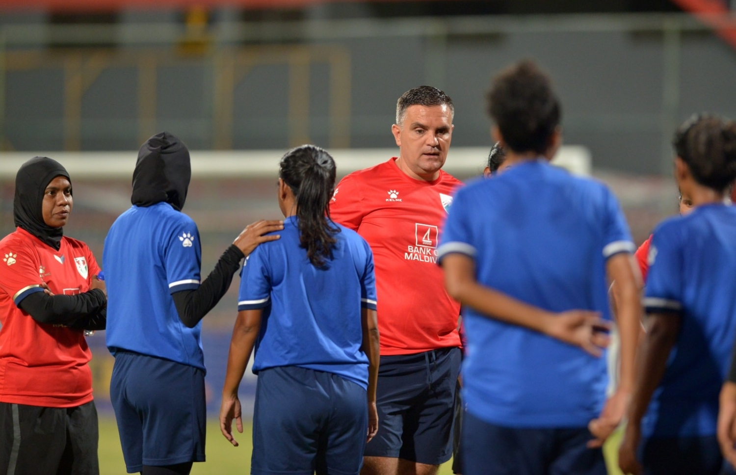 ގައުމީ ޓީމުގެ ޕްރެކްޓިހުގައި ޑޭވޯ ކުޅުންތެރިންނަށް އިރުޝާދު ދެނީ: އޭނާ އާއެކު އެފްއޭއެމުން ހެދި އެއް އަހަރުގެ ކޮންޓްރެކްޓް ހަމަވީ މިދިޔަ އަންގާރަ ދުވަހު --- ފައިލް ފޮޓޯ: އެފްއޭއެމް