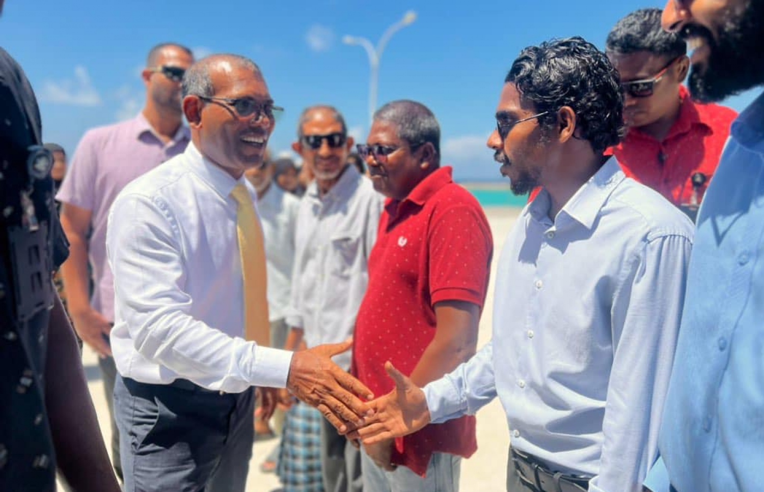 މަރުހަބާ ކިޔަން ނުކުތް ސަޕޯޓަރުންތަކަކާ ނަޝީދު ސަލާމްކުރައްވަނީ.