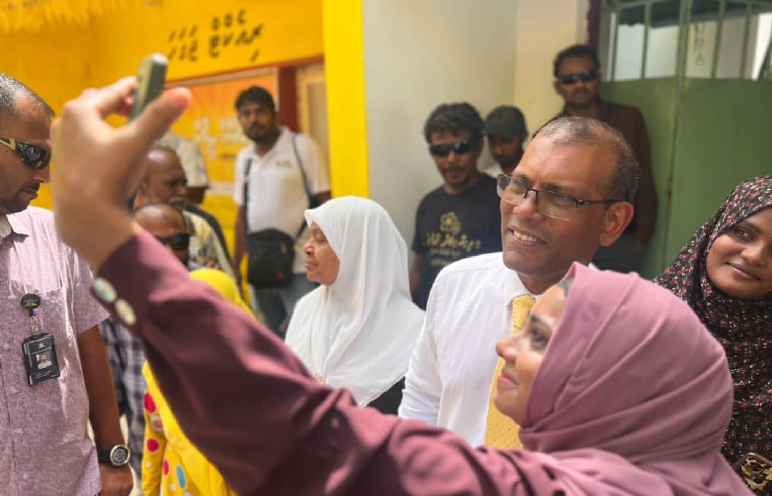 ކެމްޕޭނަށް މަޑަވެއްޔަށް ވަޑައިގެން ޖަހައެއް ހުޅުއްވައިދެއްވުމަށް ފަހު ސަޕޯޓަރަކާ އެކު ސެލްޕީއެއް ނަގަނީ. -- ފޮޓޯ