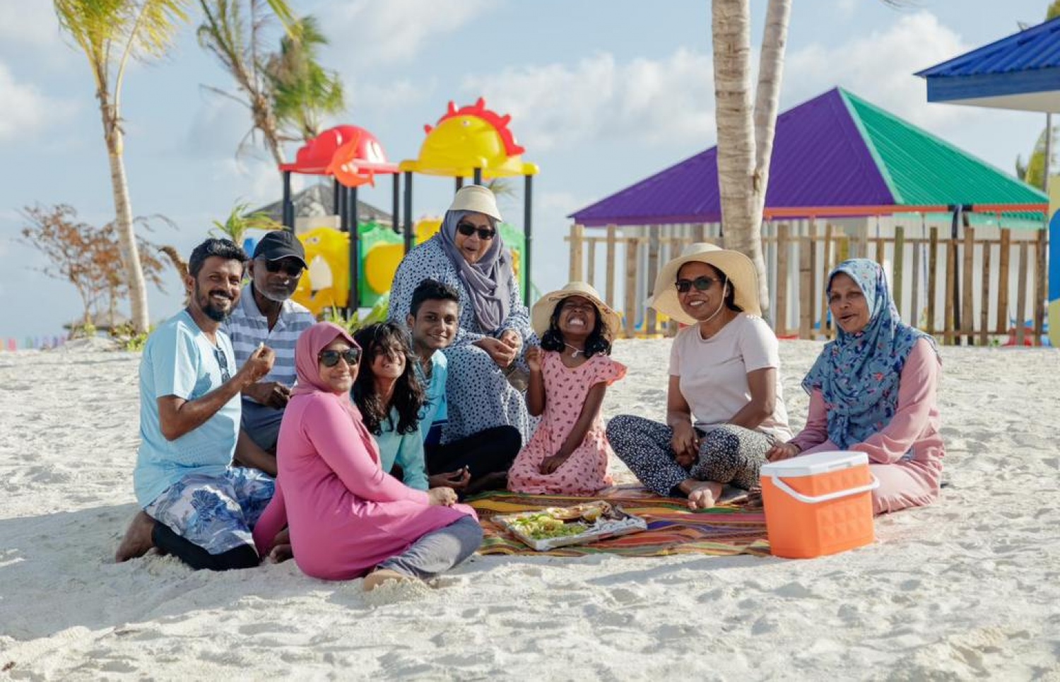 ކުޑަގިރި ޕިކްނިކް އައިލެންޑުގައި އާއިލާއަކުން މަޑުކޮށްލައިގެން. އާއްމުންނަށް ލަސްތަކެއް ނުވެ މި ރަށް ހުޅުވާލާން އޮތީ ނިންމާފައި.