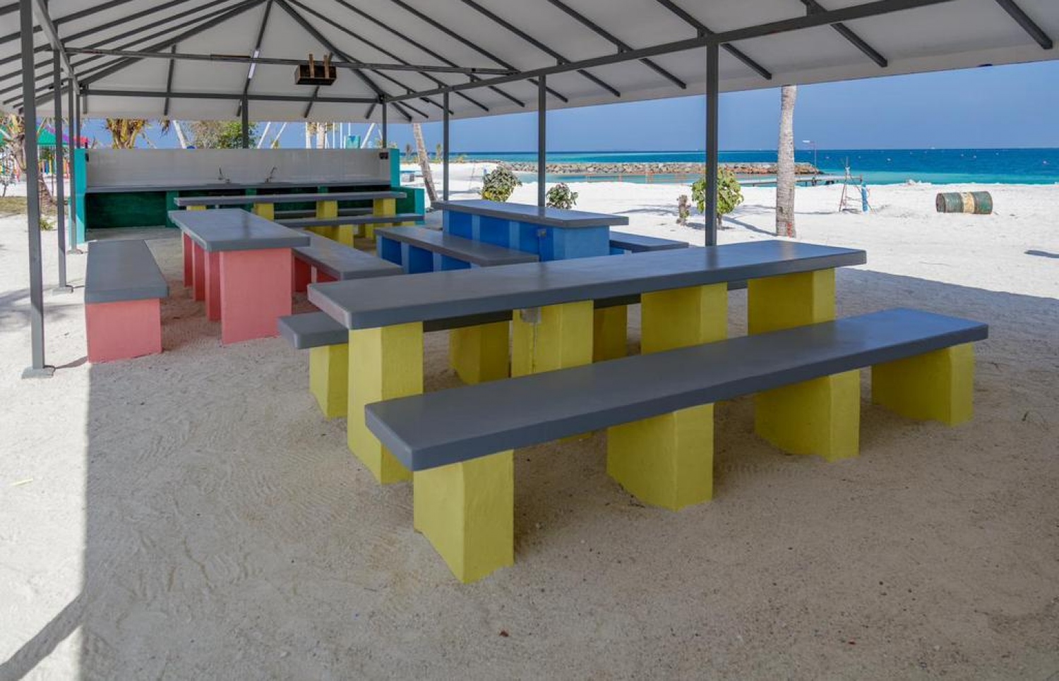 ކުޑަގިރީގައި ހަދާފައިވާ ބޮޑު އައްޓެއް. މި އަށި ހަދާފައި ވަނީ ދެ ގްރޫޕަަކަށް ޝެއާކުރެވޭ ގޮތަށް ޖާގަ ތަނަވަސްކޮށް.