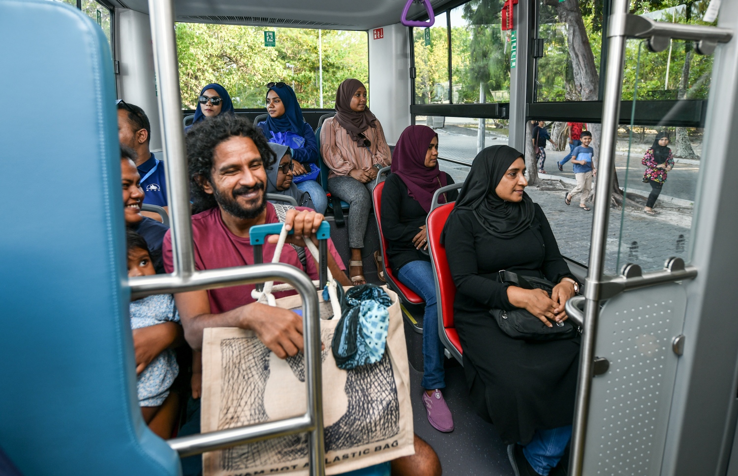 ވިލިމާލެ ބަހުން ހިދުމަތް ހޯދަނީ. -- ފޮޓޯ: ފަޔާޒް މޫސާ | މިހާރު