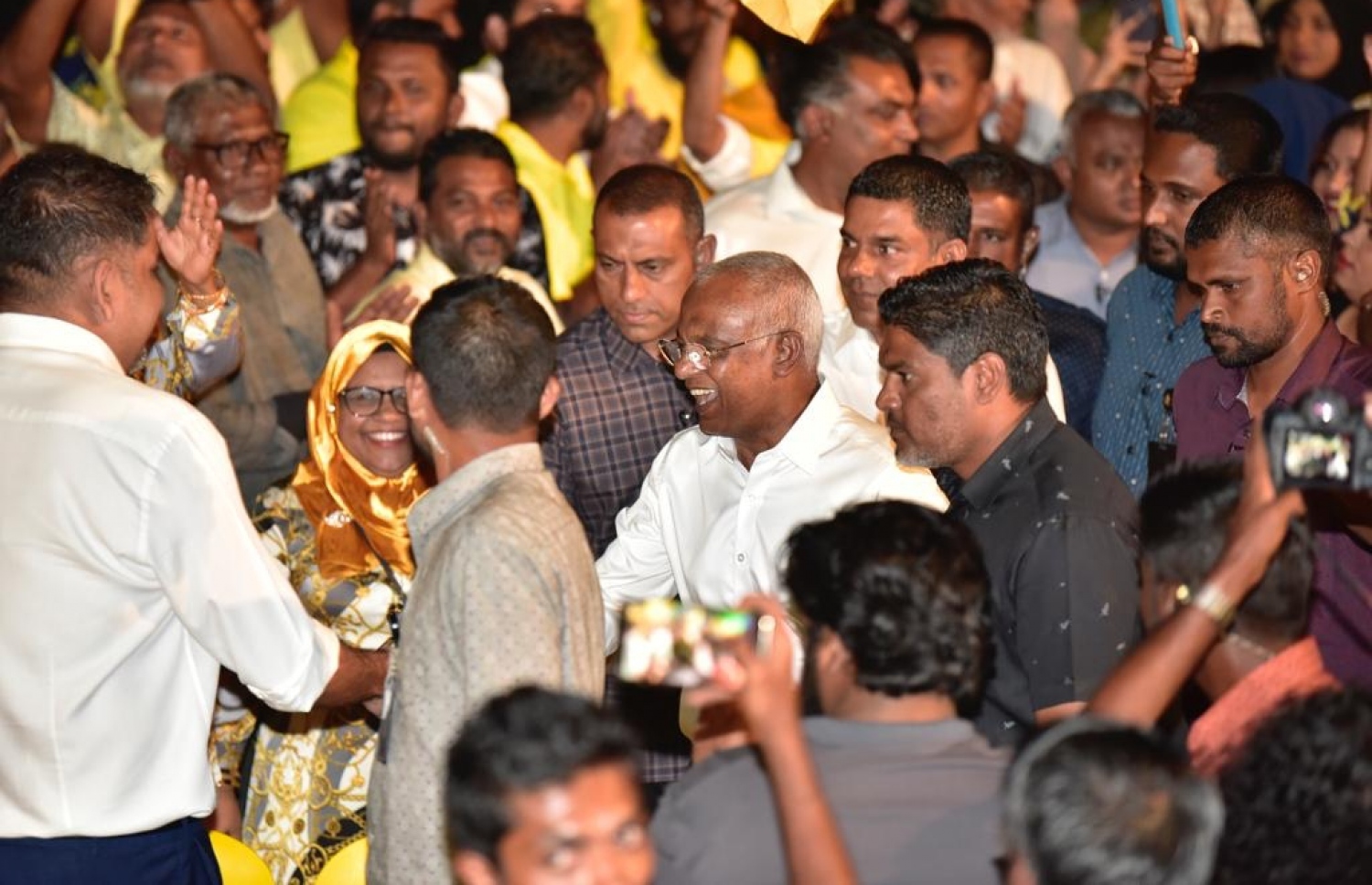މިރޭގެ ޖަލްސާގައި ރައީސް ސަޕޯޓަރުންނާ ސަލާމް ކުރައްވަނީ --- މިހާރު ފޮޓޯ/ފަޔާޒް މޫސާ