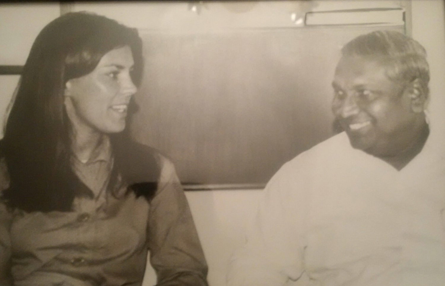 ނާސިރު (ކ) އެމެރިކާގެ ނޫސްވެރިޔާ އެލިޒަބަތު ކޯލްޓަން އަށް އިންޓަވިއުއެއް ދެއްވަނީ.