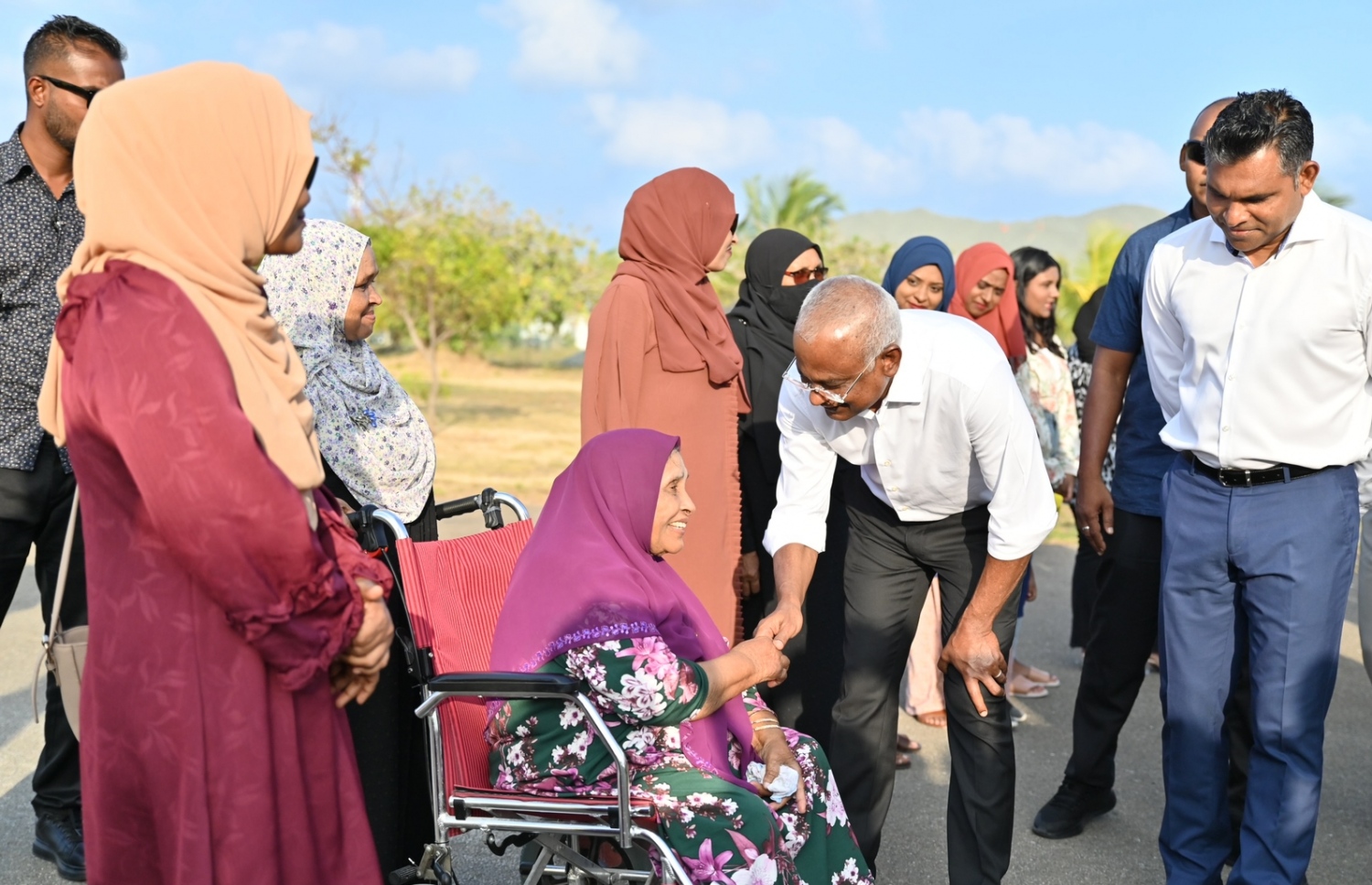 ރައީސް އިބްރާހިމް މުހައްމަދު ސޯލިހު މިއަދު ހަވީރު ފުވައްމުލަކަށް ވަޑައިގަތުމުން މަރުހަބާ ކިޔަން ދިޔަ އުމުރުން ދުވަސްވީ މީހަކާ ސަލާމް ކުރައްވަނީ.