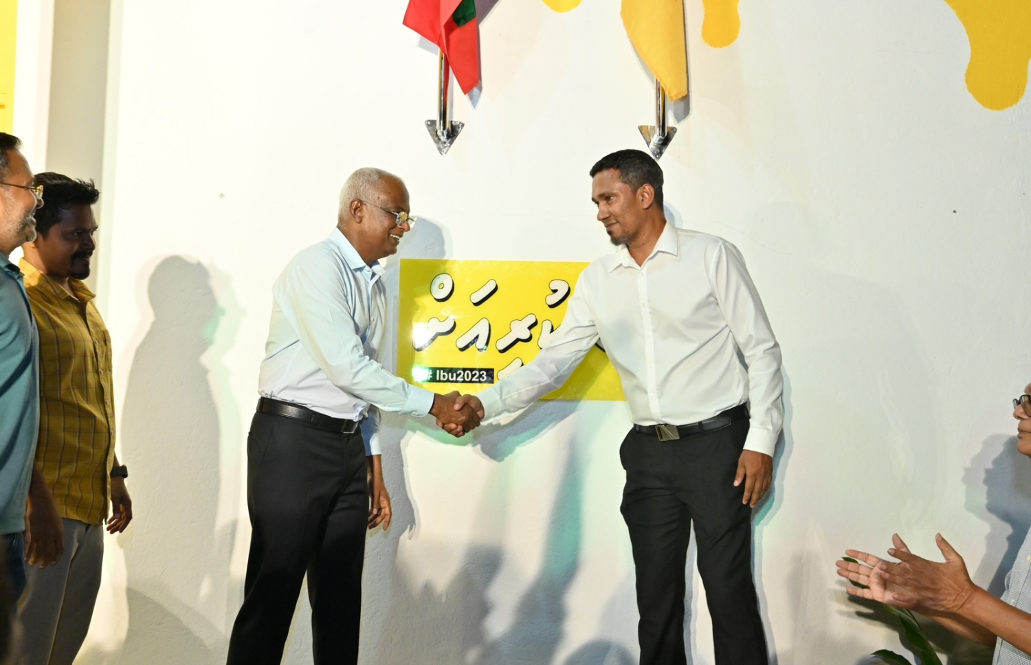 ރައީސް އިބްރާހިމް މުހައްމަދު ސޯލިހުގެ ކެމްޕެއިން ޖަގަހައެއް ފުވައްމުލަކުގައި މިރޭ ހުޅުއްވައި ދެއްވުމަށް ފަހު، އެ މަނިކުފާނާއި ފުވައްމުލަކުގެ މޭޔަރު އިސްމާއިލް ރަފީގް ސަކާމް ކުރައްވަނީ.