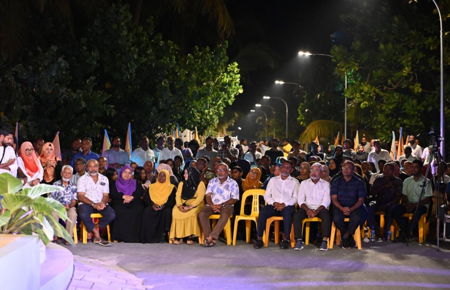 ރައީސް އިބްރާހިމް މުހައްމަދު ސޯލިހުގެ ކެމްޕެއިން ޖަގަހައެއް ފުވައްމުލަކުގައި ހުޅުވަން މިރޭ ބޭއްވި ޖަލްސާގައި ބައިވެރިވި ބައެއް މީހުން.