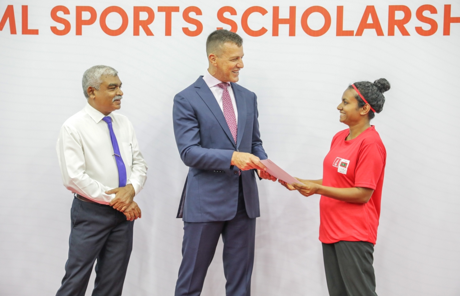 ބީއެމްއެލް ސްކޮލާޝިޕް ލިބުނު އެތުލީޓަކަށް އެކަމުގެ ލިޔުން ދެނީ--ފޮޓޯ:ބީއެމްއެލް